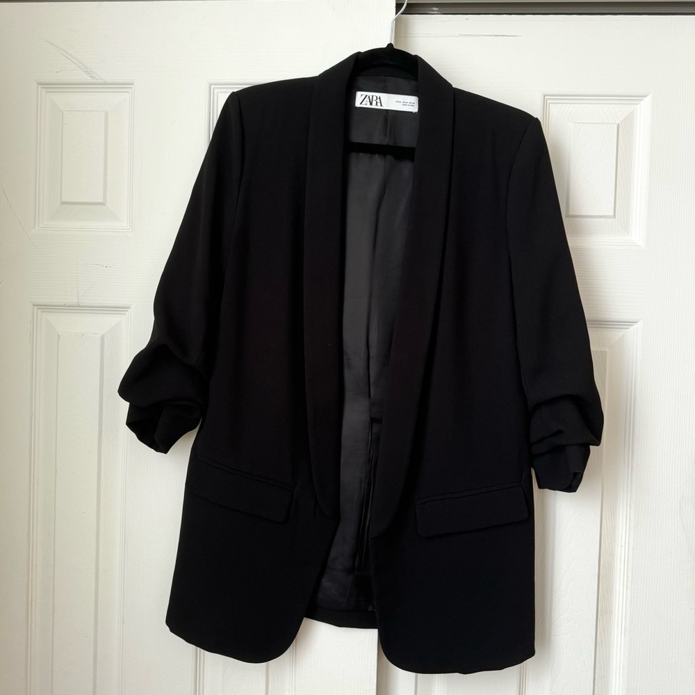 Black Zara blazer. Size medium. New condition.